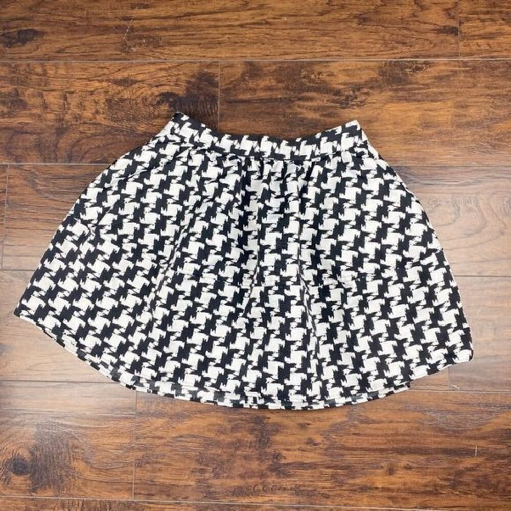 Express black and white skirt Size 8
